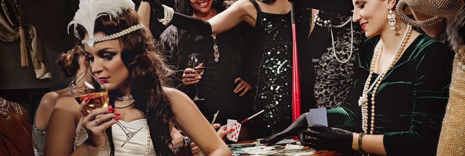 Een levendige afbeelding van vrouwen gekleed in glamoureuze vintage kasino mode, genietend van een gezellige avond met poker en drankjes.