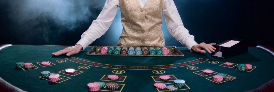 De croupier in het casino aan de pokertafel legde de fiches neer en maakte zich klaar om kaarten uit te delen, tegen de achtergrond van neerdalende rook